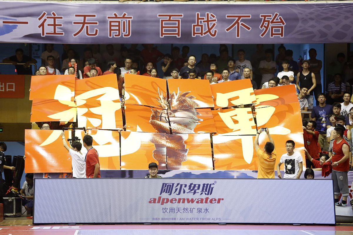 激烈对决：球队顽强抗衡，最终赢得胜利的简单介绍